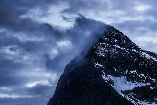 Colbricon entouré par les nuages vus de Malga Rolle, Paneve — Photo