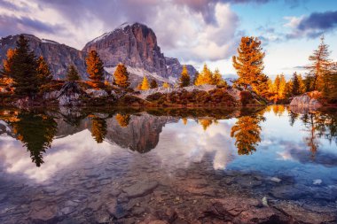 Tofana di Rozes alp Limedes Gölü, Falzarego yansıyan 