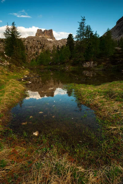 Berg Averau weerspiegeld in het Alpen meer Limedes, Falzarego pas — Stockfoto