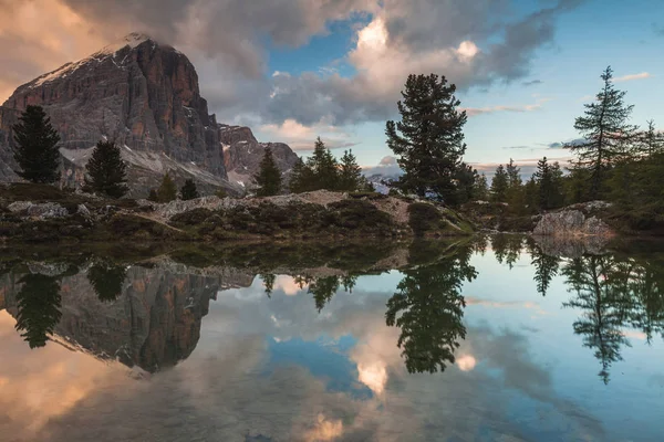 Tofana di Rozes gereflecteerd in het Alpen meer Limedes, Falzarego — Stockfoto