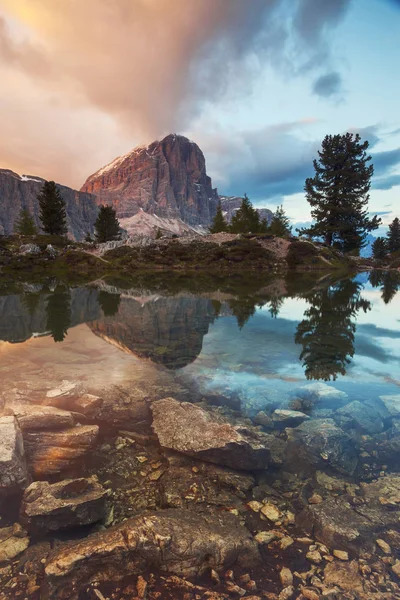 Tofana di Rozes gereflecteerd in het Alpen meer Limedes, Falzarego — Stockfoto