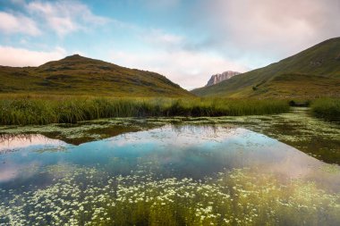 Mulaz Mount Baita SEG yakın küçük bir alp Gölü yansıyan