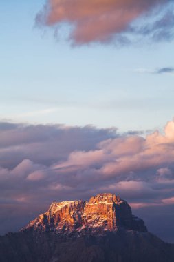 Kuzey Dolomitler 'de bazı dağ zirvelerinin yakından görünümü, Co