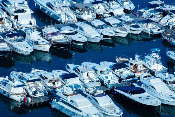 Eine Gruppe von Booten und Jachten im Hafen — Stockfoto