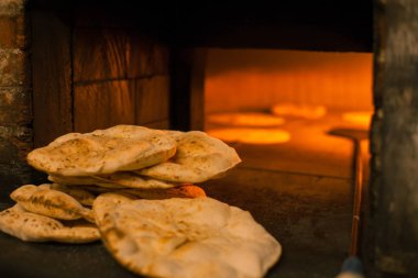 Bir restoranda bir fırın yakınında İtalyan focaccia / pizza