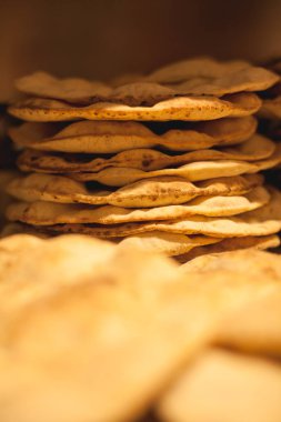 Bir restoranda bir fırın yakınında İtalyan focaccia / pizza
