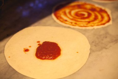 Bir restoranda bir fırın yakınında İtalyan focaccia / pizza