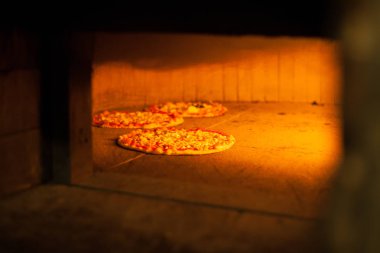 Bir restoranda bir fırın yakınında İtalyan focaccia / pizza