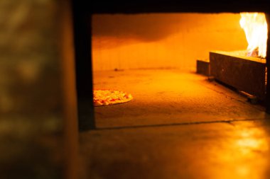 Bir restoranda bir fırın yakınında İtalyan focaccia / pizza