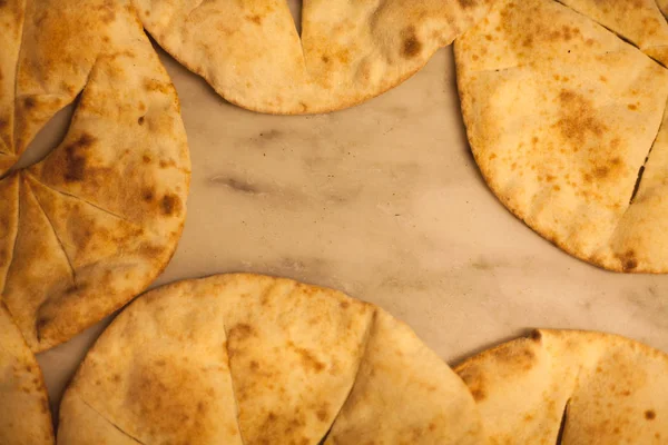 Italienska Focaccia/pizza nära en ugn i en restaurang — Stockfoto