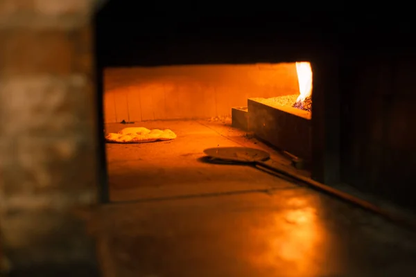 Focaccia italiana / pizza cerca de un horno en un restaurante — Foto de Stock