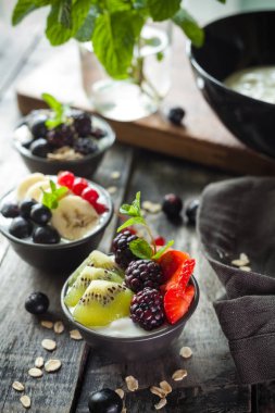 Meyveile Proteic yunan yoğurt: muz, çilek, kivi 