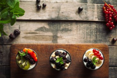 Meyveile Proteic yunan yoğurt: muz, çilek, kivi 