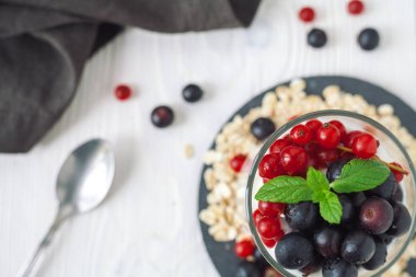 Kaburga, yaban mersini, yulaf ezmesi ile sağlıklı ev yapımı yunan yoğurt