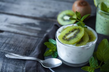 Kivi, limon ve nane ile ev yapımı proteic yunan yoğurt ve iyileşmek