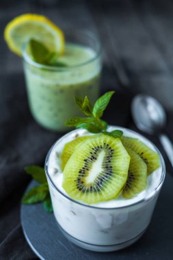 Kivi, limon ve nane ile ev yapımı proteic yunan yoğurt ve iyileşmek
