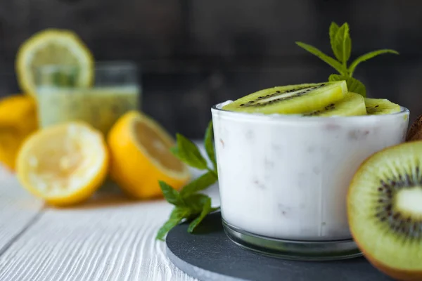 Yogurt greco proteico fatto in casa con kiwi, limone e menta e guarire — Foto Stock