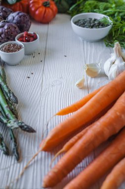 Sebze karışımı: havuç, tohum, badem, ceviz, ıspanak, için