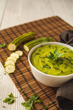 Kabak kremalı çorba taze vegan tabak