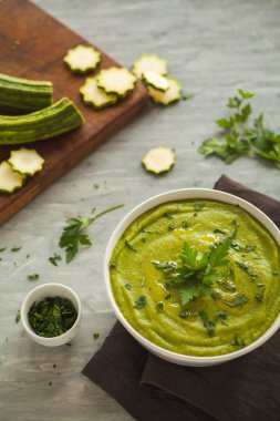 Kabak kremalı çorba taze vegan tabak