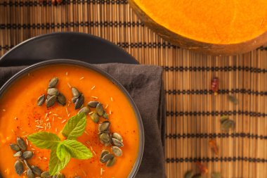 Kabak kremaçorbası taze vegan tabak