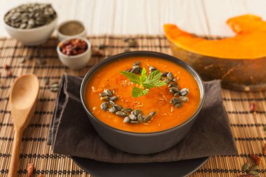 Kabak kremaçorbası taze vegan tabak