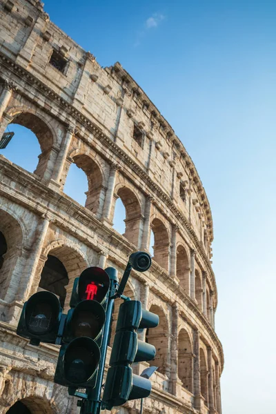 Kolezyum, Roma 'nın önünde kırmızı bir trafik ışığı — Stok fotoğraf