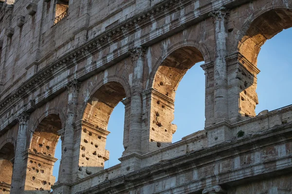 コロッセオの窓、ローマ、イタリア — ストック写真