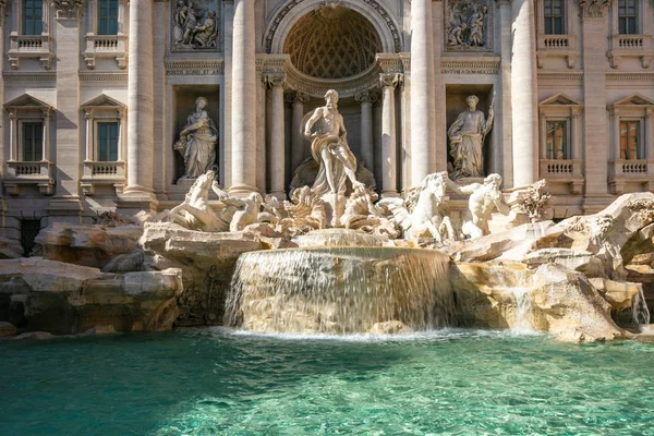 Trevi fuente en roma, italia —  Fotos de Stock