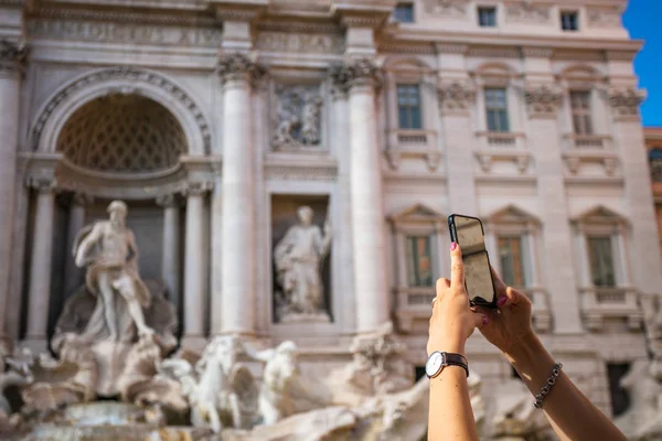 Dziewczyna fotografuje Fontannę di Trevi w Rzymie, Włochy — Zdjęcie stockowe