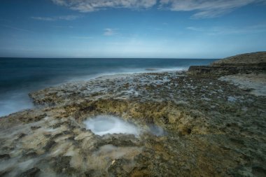 Torre dell 'Orso, Malendugno, Puglia, İtalya yakınlarında kayalar var.
