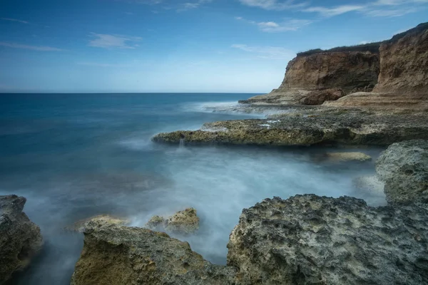 Torre dell 'Orso, Malendugno, Puglia, İtalya yakınlarında kayalar var.