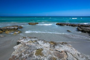 Denizde kayalar, Otranto, Puglia, İtalya