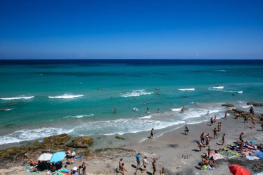 Salento, Puglia 'da kalabalık bir plaj.