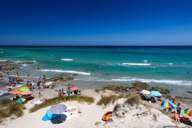 Salento, Puglia 'da kalabalık bir plaj.
