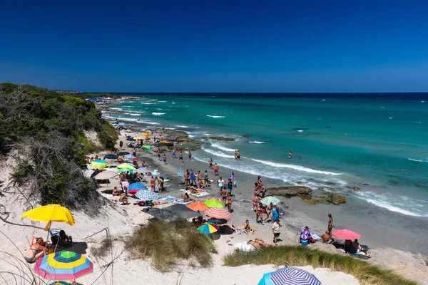 Une plage peuplée dans le Salento, Pouilles — Photo