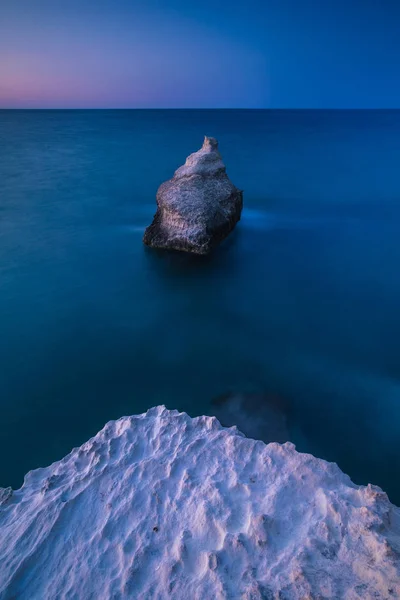 Skały w morzu, Otranto, Puglia, Włochy — Zdjęcie stockowe