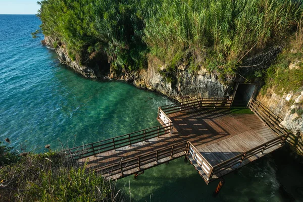 Eine hölzerne brücke über das meer, otranto, apulien, italien — Stockfoto