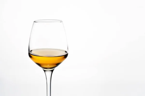 Glas vitt vin på vit bakgrund närbild — Stockfoto