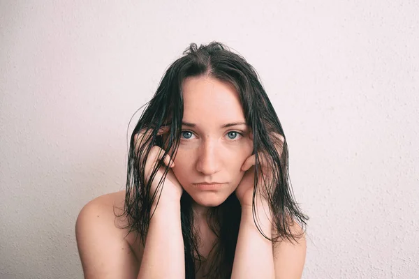 Ein Langhaariges Mädchen Das Ihr Gesicht Mit Den Händen Berührt — Stockfoto