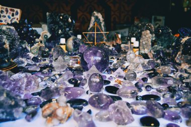 Ametist mineral taş birçok dekoratif objeler