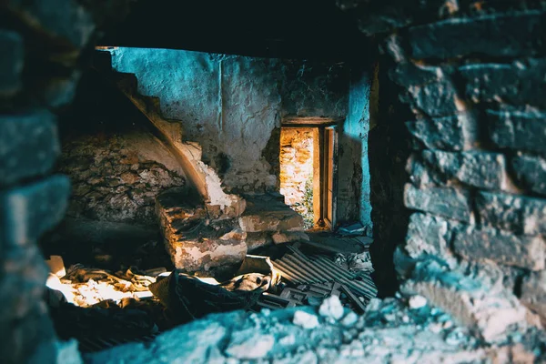 Arkadan Aydınlatmalı Bir Kapı Ile Terk Edilmiş Bir Evde Bir — Stok fotoğraf