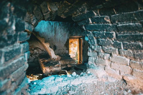 Vista Uma Janela Uma Casa Abandonada Com Uma Porta Fundo — Fotografia de Stock