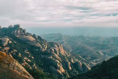 bulutlu bir günde Catalonia (Barselona) Dağları'nın peyzaj
