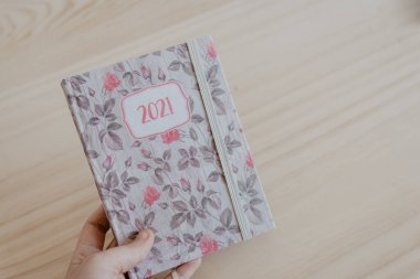 2021 yılının gündemini tutan bir adam yeni yıla hazırlanıyor.