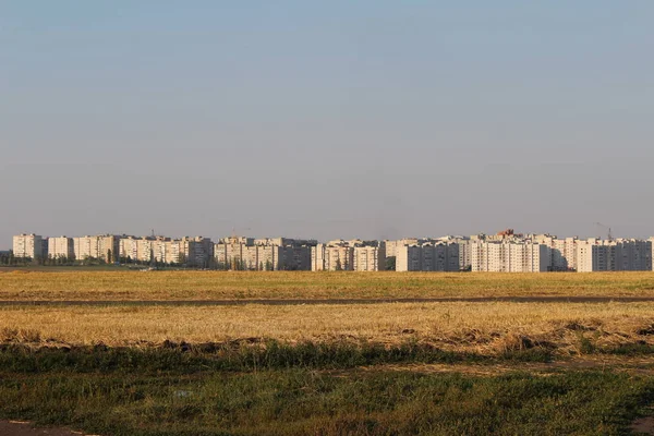 Sıcak bir yaz günü küçük bir kasaba arka plan üzerinde Rus alan.