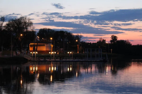Şehir su birikintisi iskelede akşam.