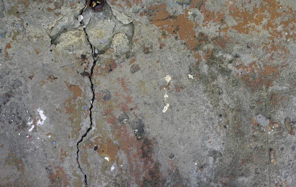 Eski, eski püskü, yıkılan beton zemin.