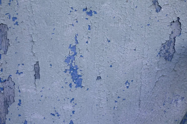 Terk edilmiş bir binada uzun boyalı duvar