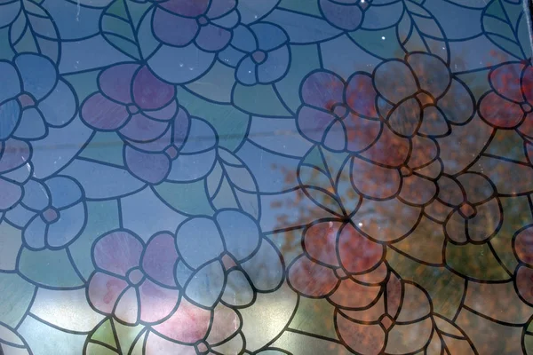 Terk edilmiş bir çocuk kampı eski penceresi